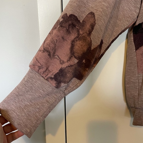 V-neck sweatshirt. Mauve floral - Picture 3 of 5